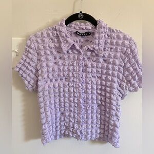 Motel Short Sleeve Button-Up Popcorn Bubble Crinkle Top, Sz Medium, Lavender